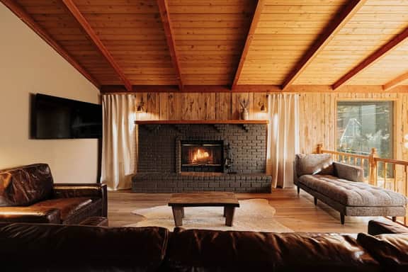 Wildwood Chalet, 5 Mins to Ski Resorts w/Game Room - Image 3