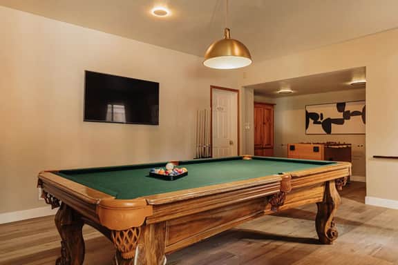 Wildwood Chalet, 5 Mins to Ski Resorts w/Game Room - Image 5