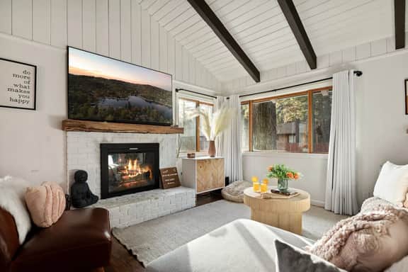 Willow Cabin | Hot Tub, Mins 2 Snow Summit - Image 3