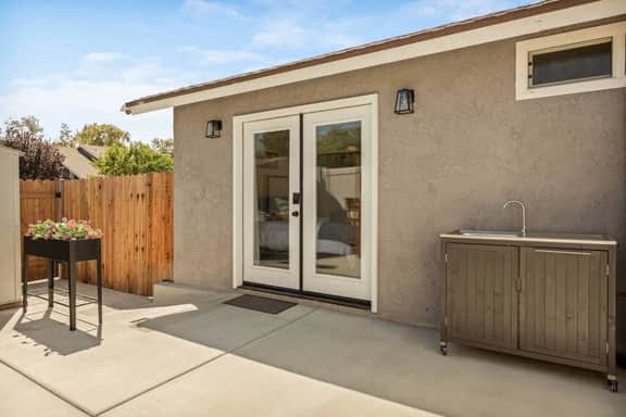 The Sunset Hideaway, Private Suite w/ Patio & BBQ - Image 3