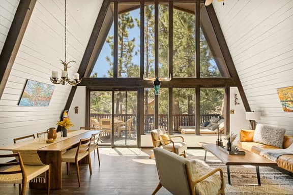 *NEW* Larks Modern Nest | Near Lake, Spa & Arcade - Image 1