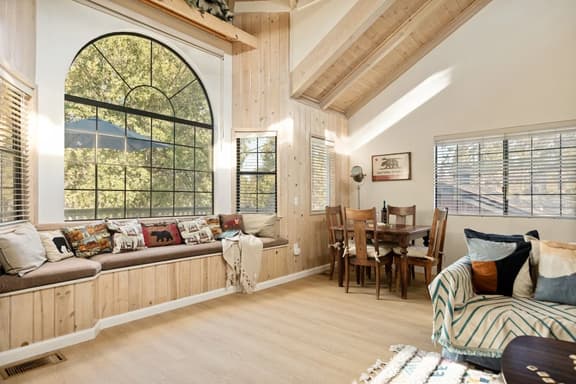 2BR Acorn Cottage | Fireplace, BBQ & Hot Tub - Image 1