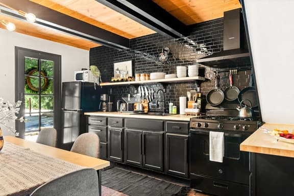 2BR Retreat: EV, Hot Tub, BBQ & Dog-Friendly - Image 1