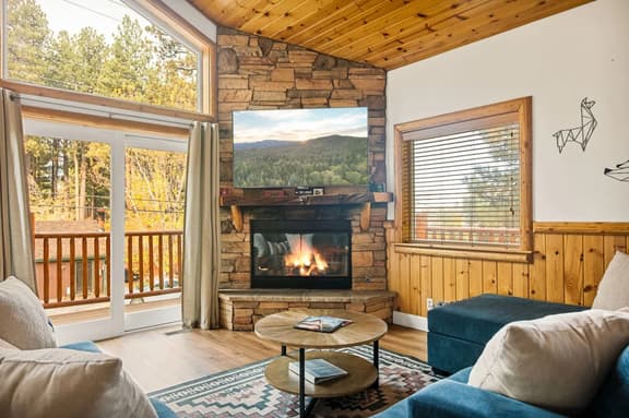 3BR Llama Bear Lodge | Hot Tub, Views & Game Room - Image 1
