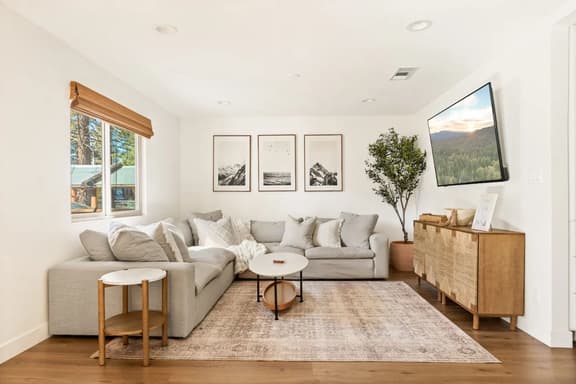 3BR Modern Hideaway w Game Room - Image 1