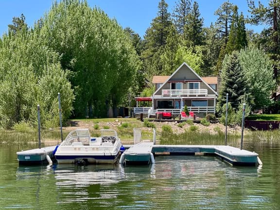 4BR Lakefront Vibes Getaway | Dock, Spa & Games - Image 1