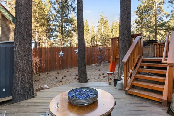 5 Min Walk to Lake Retreat. BBQ, Fireplace - Image 1