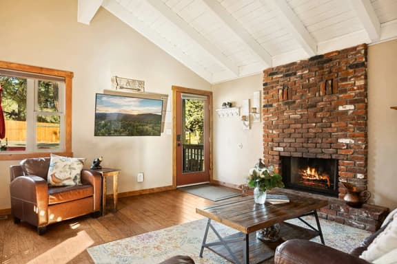 Alpine Crest, BBQ & Fully Fenced Pet Friendly - Image 1