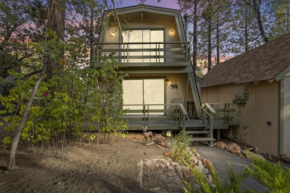 Alta Vista Gambrel Cabin w Hot Tub in Moonridge - Image 1