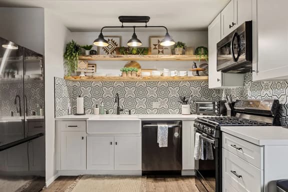 Bruno's Chic Bungalow: Walk 2 Village & Lake - Image 1