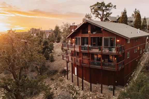 Cliffhanger Cabin, Near Snow Summit w/ Hot Tub - Image 1