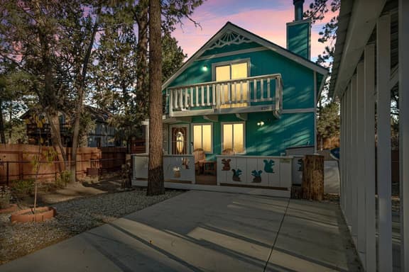 Cozy & New Turquoise Bear cabin w/ Deck & Hot Tub - Image 1