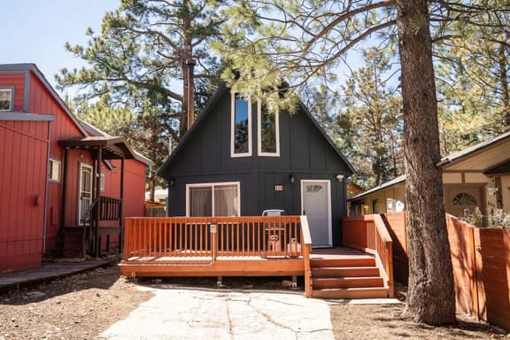 Cozy Bear Cabin, Near Slopes w/ EV charger, Deck - Image 1