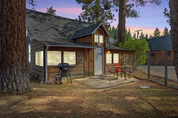 Cozy Chic 2BR Bear Sky Cabin & Easy Parking - Image 1