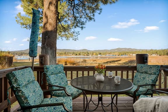 Cozy Lakefront Retreat w Views & Fireplace - Image 1