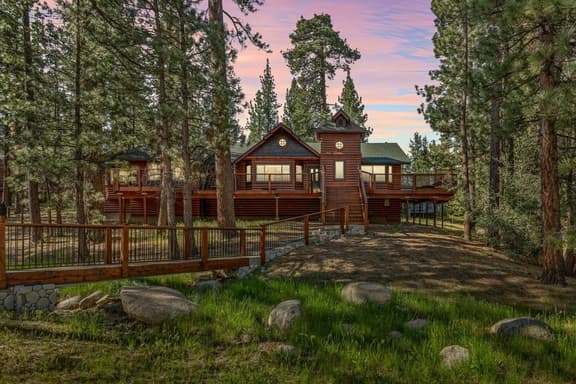 Hidden Bridge Cabin, w/ Hot Tub near the Village - Image 1