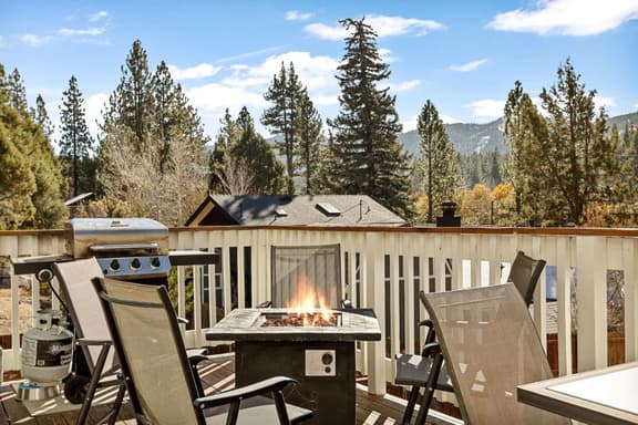 High Score Hideaway - Views of Bear MTN, Hot Tub - Image 1