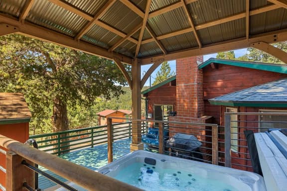 Hygge Frosk | Breathtaking Views, Hot Tub & Deck - Image 1