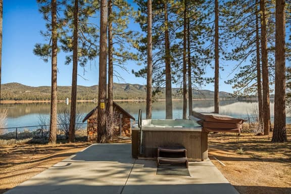 Lakefront Pines w/ Hot Tub, w/ Panoramic Views - Image 1