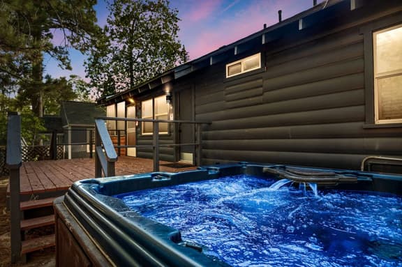 Lil' Oso Bonita Cabin | Walk 2 the Village, Games & SPA - Image 1
