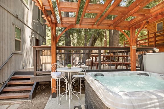 Luna Ridge Chalet mins to Bear Mtn and Hot Tub - Image 1