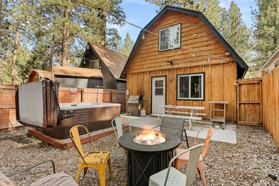 Lynx Lodge, Walk to Zoo, Hot Tub & Game Room - Image 1