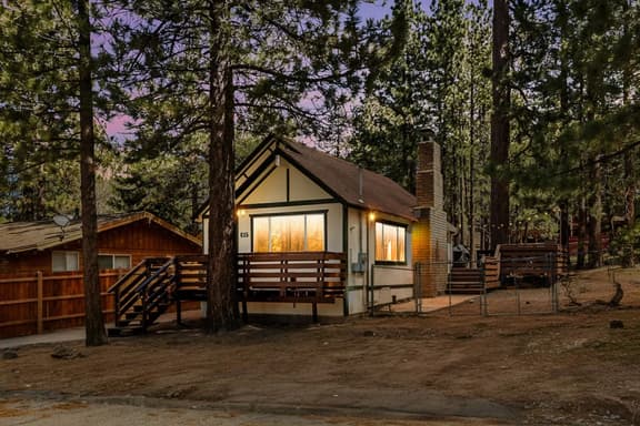 Marin Lodge, Near Slopes w/ Large Backyard, Pets - Image 1