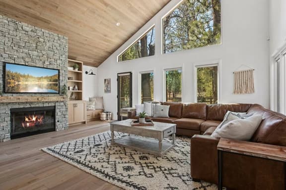 Modern Lodge Near the Ski Slopes, Hot Tub, Games - Image 1