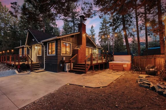 Modern Retreat | Spa, EV, Mountain Views & BBQ - Image 1