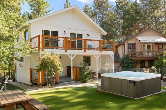 Mont Moderne, 5 Minutes to Ski Resorts & Hot Tub - Image 1