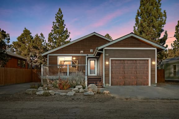 NEW 3BR Starlight Haus w EV Charger & Fireplace - Image 1