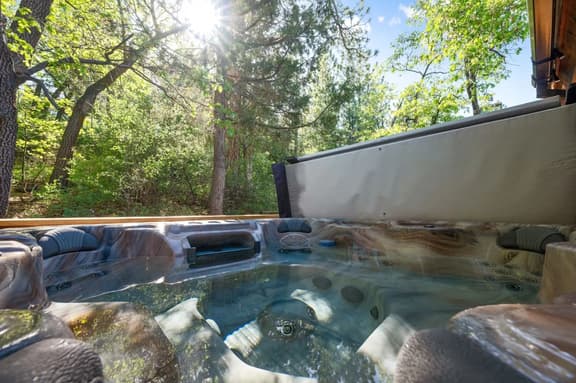 Peaceful Shady Bear, Hot Tub & Wood Fireplace - Image 1