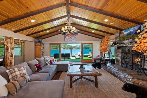Roaring Lion Luxury Lodge| Lake Views & Hot tub - Image 1