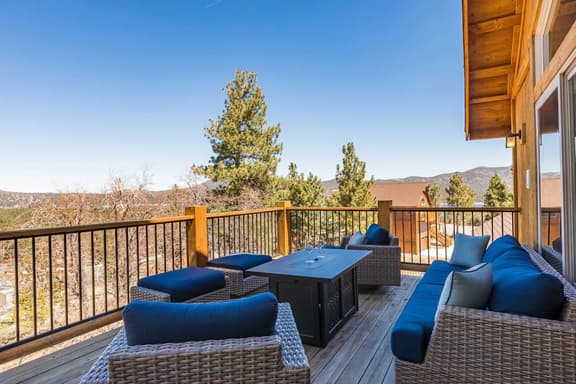 Sky High Ultimate Lodge, Hot Tub & Lake Views - Image 1