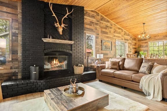 Snow Queen Retreat | Mins to Zoo, Hot Tub - Image 1