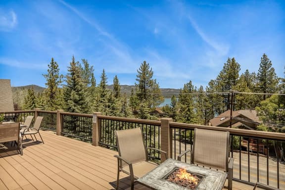 Snowboard Shores - Walk to lake & views, AC - Image 1