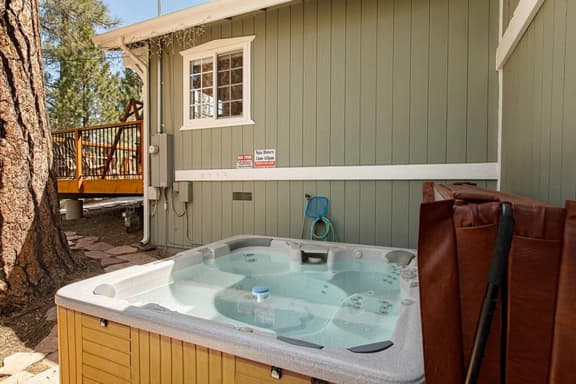 Snowcrest Lodge: Luxurious Retreat,  EV & Hot Tub - Image 1