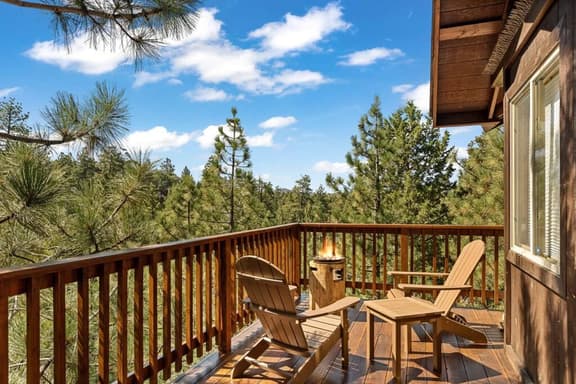 Snowy Evening Lodge | Treetop Views & Firepit - Image 1