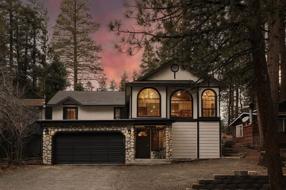 Stylish Sylvan Glen Chalet w  Hot Tub, Pool Table - Image 1