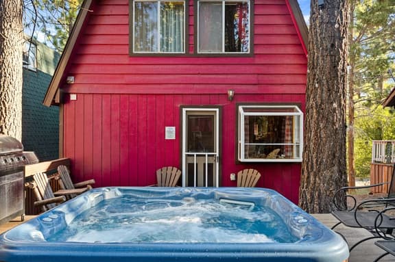 The Lions Den | Hot Tub, BBQ, Games - Image 1