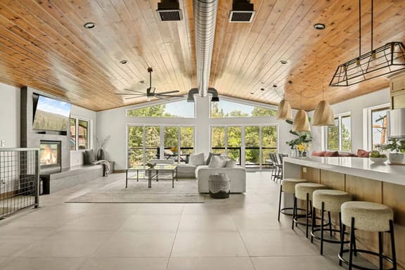 Urban Manor, Walk 2 Bear Mtn & Hot Tub w Firepit - Image 1