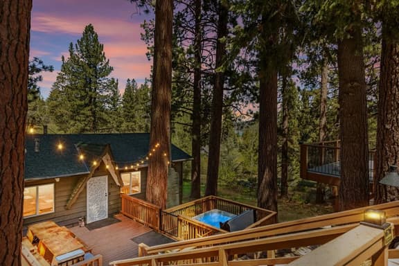 Village Hideout- Walk to Village & Lake, Hot Tub - Image 1