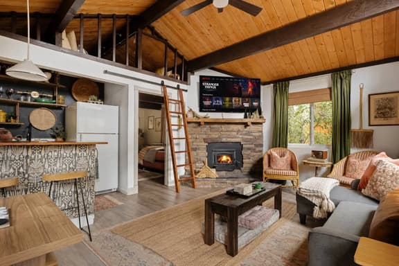 Vintage Mountain Retreat: Trendy Cabin, Loft - Image 1