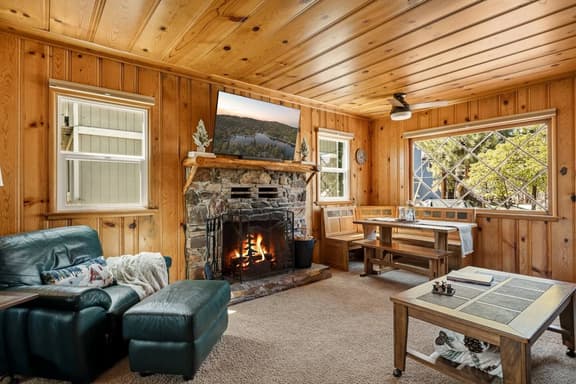 Whispering Pines Nook | BBQ and Deck - Image 1