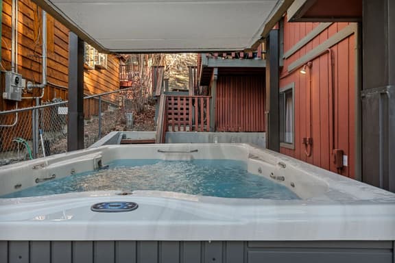 Wildwood Chalet, 5 Mins to Ski Resorts w/Game Room - Image 1